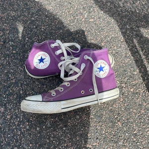 150kr - Lila converse i hög modell. Storlek 38-39. Kan gå ner i pris vid snabb affär! 🌸🌸