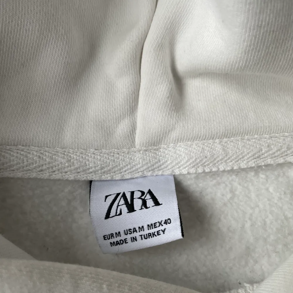 En vit huvtröja från Zara som endast använts 2-3 gånger den är som ny. . Hoodies.