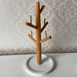 smyckes ställ 10kr - smyckes ställ där man kan hänga armband och halsband samt ställa örhöngen och ringar för endast 10kr. Sjölv köpte jag den för 50kr från dollarstore 💕