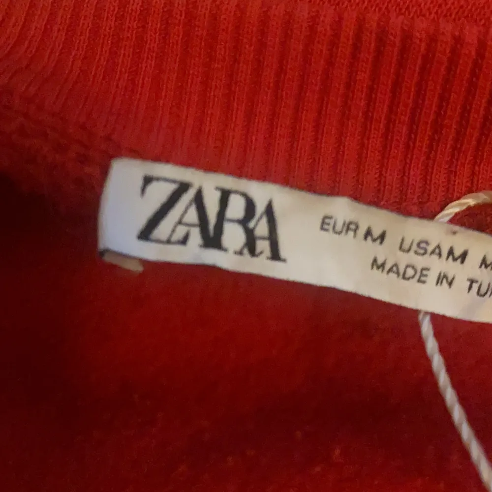 Säljer denna röda hoodie perfekt nu inför hösten och vintern från zara som ej går att köpa längre. köpt för 300 säljer för 170 kr. Skriv privat vid intresse . Tröjor & Koftor.