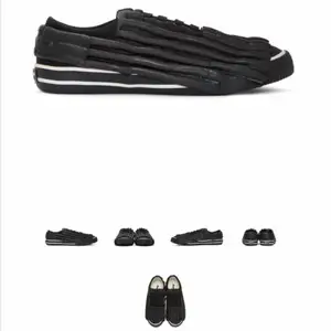 Coola svarta sneakers med texturerade gummi detaljer. Unika och har sålts på ssense där nypriset var 1500 kr utifrån vad jag hittat. Säljer pga för små. De är i bra använt skick. Strl 37.5