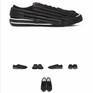 Comme ses Garcons Black Bata sneakers - Coola svarta sneakers med texturerade gummi detaljer. Unika och har sålts på ssense där nypriset var 1500 kr utifrån vad jag hittat. Säljer pga för små. De är i bra använt skick. Strl 37.5