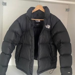 The North Face - Nuptse 700 - Tjock vinterjacka ❄️ Mycket gott skick 🙌 Nypris ca 3 600 kr 💸 Kan mötas i Stockholm📍 Pris kan diskuteras 🤝 Byter gärna mot Fjällräven/Colmar/Liknande 👍