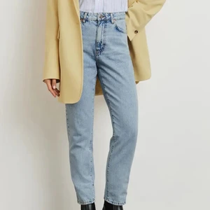 MomJeans Gina Tricot - Supersnygga momjeans från Gina, storlek 36. Mycke fint skick, o i supersnygg ljusblå tvätt! Nypris 499!❤️