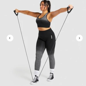 Gymshark träningstights - Säljer både sport-bh och träningstights från gymshark för dom blivit för små. Använda 1 gång! Ombre svart/gråa Storlek S på byxorna och storlek M på toppen Frakt: 66 kr