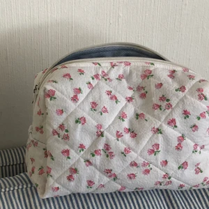 Necessärer - Säljer necessärer jag sytt själv💖💖💖. Syr på beställning!! Liten neccesär: 15*10*10, 200kr Stor neccesär :24*15*10, 270kr! Tillägg band på kortsidorna, 10kr. 