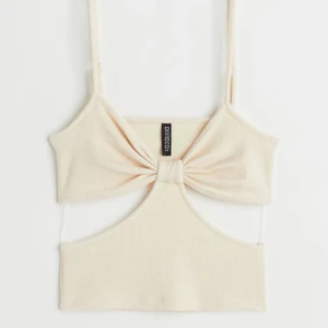 beige topp  - från H&M, i nyskick och Strl xs! Säljer en likadan i blått💛🧡 51kr spårbar frakt!