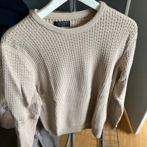 Beige tröja från Zara Man - Beige tröja från Zara Man i bra skick. Storlek Medium.