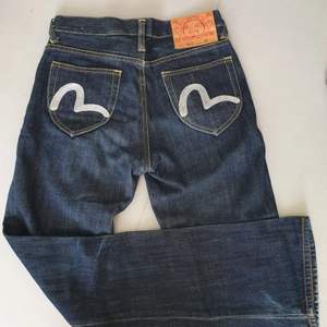 Helt oanvända evisu jeans som tyvärr är för små för mig så nu säljer jag dom.  Modellen är lite bootcut och mid rise. Strl 27 men skulle säga att dom är snarare en 25-26.   💗seriösa och smidiga köpare prioriteras💗