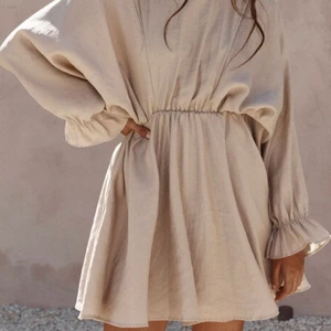 Dinner In Italy Dress Chiquelle - Beige dinner in Italy dress från chiquelle i mycket fint skick!