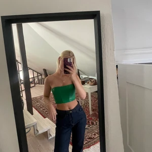 Bandeautopp - Säljer bandeautopp från zara. Har 2 likadana o denna är aldrig använd o har prislapp kvar.