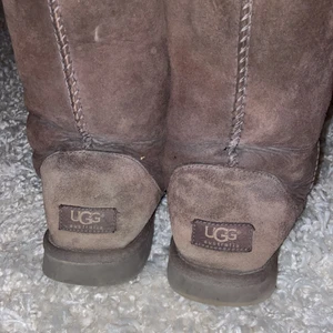 Uggs  - Storlek 39 Har lite fläckar där framme (men ganska säker på att om man rengör dom så ser dom ut som nya)