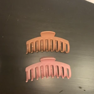 H&m - En baby rosa klämma och en ljusbrun klämma,  30krst oanvända (har bara provat i butik och hemma) De funkar väldigt bra till lite längre och tjockare hår! Säljs pga att de inte passar till min hårfärg :( Orginalpris 90kr