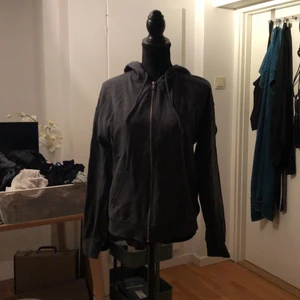 Even&odd zipup hoodie - Säljer denna gråa zipup hoodie från Even&Odd/zalando, säljer denna då jag aldrig fått användning för den.