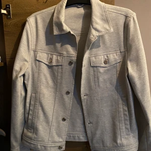 Zara Grå Jacka - Strl M, i bra skick, använd några gånger. Skön stil att bära på speciellt vid vår/höst, passar bra när man ska på en fin middag!