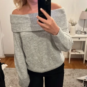 stickad tröja  - fin off shoulder tröja från hm, väldigt varm och inte sticksig 😊😊 