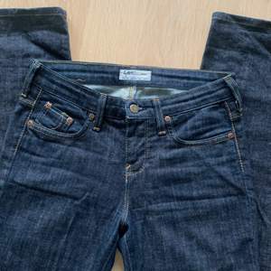 Supersnygga vintage mörkblå Lee jeans. Bra skick och lågmidjade! Storlek W26L31. Meddela vid intresse💗