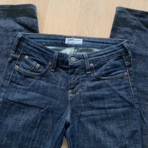 Vintage lågmidjade Lee jeans - Supersnygga vintage mörkblå Lee jeans. Bra skick och lågmidjade! Storlek W26L31. Meddela vid intresse💗