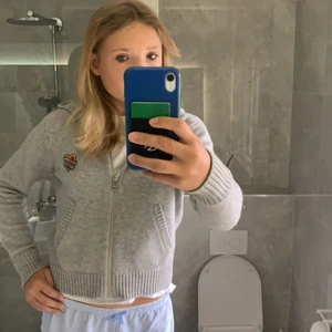 TRYCK IT PÅ KÖP DIREKT Säljer nu denna Zadig tröjan i stl 14år-s - Den har inga skador eller fläckar och är i bra skick säljer den då den it kommer till användning 