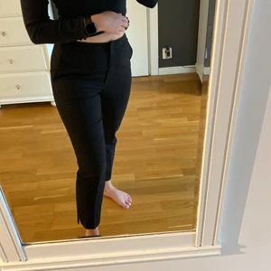 Kostymbyxor - Svarta kostymbyxor från H&M i storlek 36. Liten slits nedtill. Går till ankeln på mig som är 165 cm lång.