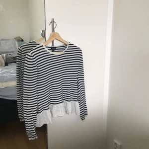 Polo ralph lauren - Säljer en stickar Ralph lauren tröja med ränder då den inte kommer till användning. Förstår mig inte på storleken men tror det är xs/s. Kommer inte ihåg vad den är köpt för men jag säljer den för 100kr. Pris går att diskutera och köparen står för frakten💕