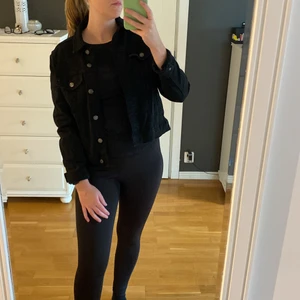 Svart jeansjacka - Svart jeansjacka från Mango i storlek M, passar även som S. Knappar framtill.