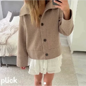 Kappahl Beige Kappa - Jag säljer denna populära beiga kappa från Kappahl💕Jag köpte den i vintras här på plick i nyskick. Och sen dess har den används sparsamt. Lite nopprig på vissa ställen men absolut inget man lägger märke till💕Storlek S. Hör av dig om du har några frågor! Lånad bild💕