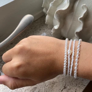 Smycken  - Sååå fina pärlade armband🤍 extra billiga så endast 10 KR ST🤍 kan även gälla på andra armband i min profil så skriv privat om ni undrar vilka armband som ingår i erbjudandet🤍 frakten ligger på 13kr 