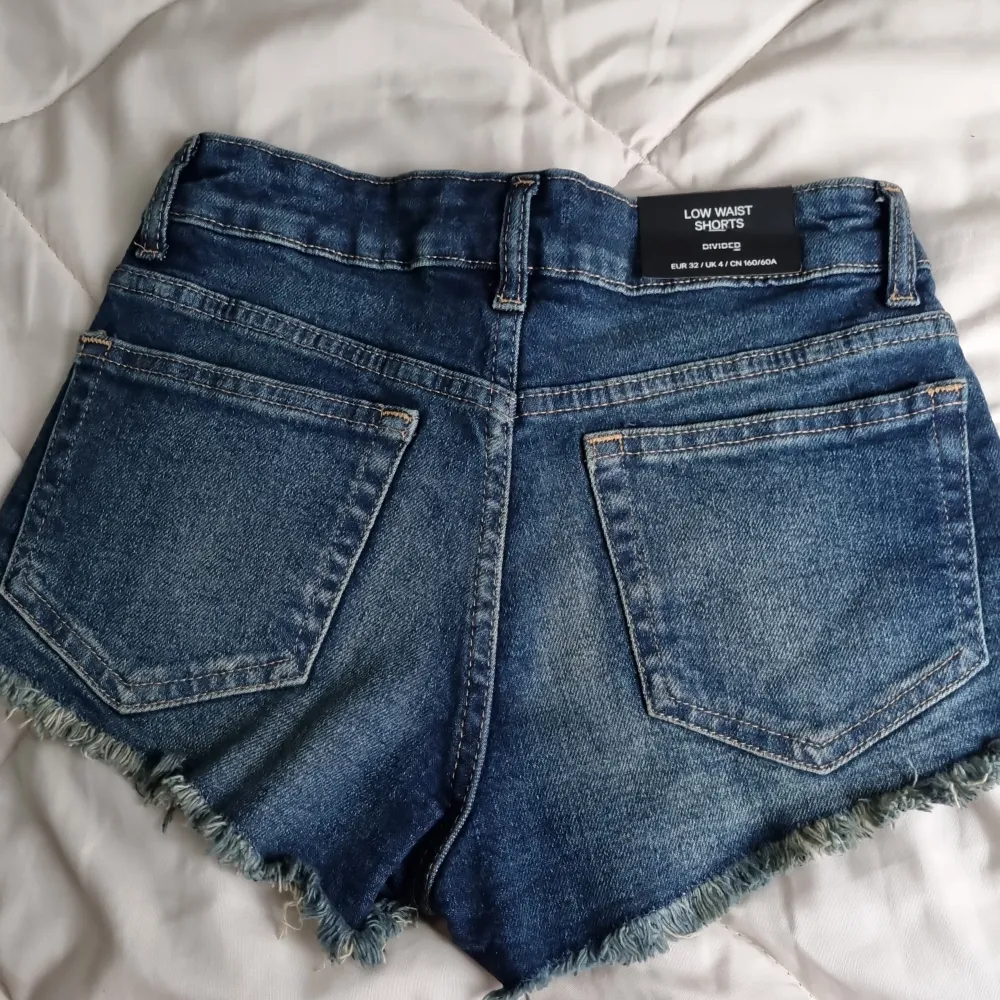 Lågmidjade shorts från H&M i storlek 32. Nyskick då dem aldrig är använda, endast testade. Kontakta mig vid intresse❤️. Shorts.