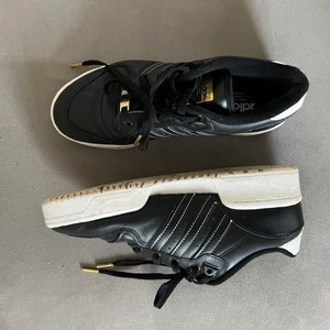 Adidas sneakers  - Adidas sneakers som linkar modellen gazelle! Storlek ”41 1/3” men jag skulle säga 41