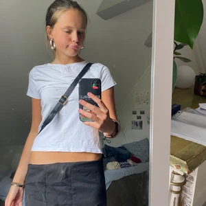 Axelväska - (Bilderna är mest till för att visa hur den bärs)   Supersnygg marinblå axelremsväska från stadsmissionen, stilren och passar till allt!💙💙