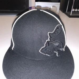 New Era- Metal Mulisha  - Tja! Säljer också denna feta keps från New Era x Metal Mulisha. Kepsen är inköpt på sellpy för några månader sedan men då storleken var för liten säljer jag nu vidare den! Storlek 7 1/4 (57,7). Nypris 449 kr. Grymt skick! 