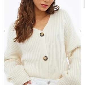 kofta ifrån chiquelle - Kofta ifrån Chiquelle, fast i ljusblått istället för vit, i strl one size, säljer för 100kr+frakt💓