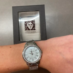 Klocka från Anne Klein - Äkta klocka från Anne Klein. Jättefint skick, men den har stannat så den behöver lämnas in för att byta batteri 