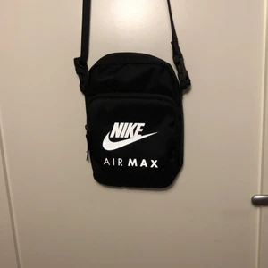 Nike axelväska - Axelväska från Nike. Köpte för ett tag sen men har inte använt den så den är i väldigt bra skick. 