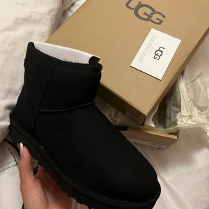Uggs  - Säljer ett par helt nya äkta uggs i storlek 38, endast testade och aldrig använda.
