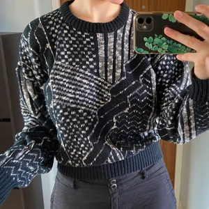 Sweater - Så najs sweater perfekt till hösten, säljes då jag har för många. Möts i Stockholm eller skickar mot fraktkostnad 💓