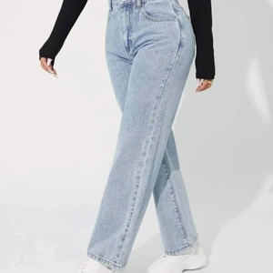 Petite jeans raka - Aldrig använt pga för små för min passform  (jag är 157 cm och 50kg) , raka ljus blå jeans  Måtten på den  Längd : 95,5 cm Midja storlek: 62 cm Höft storlek : 89  Lår: 55,8 