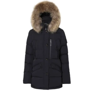 Hollies vinter jacka  - Hej !  Jag säljer nu min Hollies vinter jacka. Jag personligen har andvänt den 1 vinter. Finns lite små saker på den t.ex som dragkedjan & lite på ”muffarna” vid händerna!  Ny pris: 4000kr  Skriv för mer bilder 😊