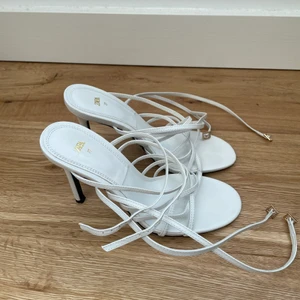 Zara vita klackar - Vita klackar från Zara. Superbra skick använda bara en gång, som nya. Storlek 37.