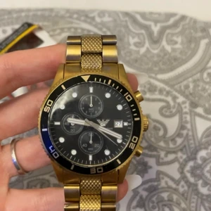 Armani Klocka äkta - Emorio Armani AR5857 Chronograph Gold Stone, 50 meters/5 ATM and solid Stainless steal  Funkar bra och ingen spricka på glaset