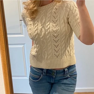 Höstens favorit - Perfekt stickad tröja till hösten! Knappt använd