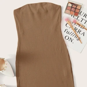 Basic rib-Knit klänning - Basic brun klänning. Använd en gång. Skönt material att röra sig i. Inte alls för kort och åkte ej ner vid brösten. 