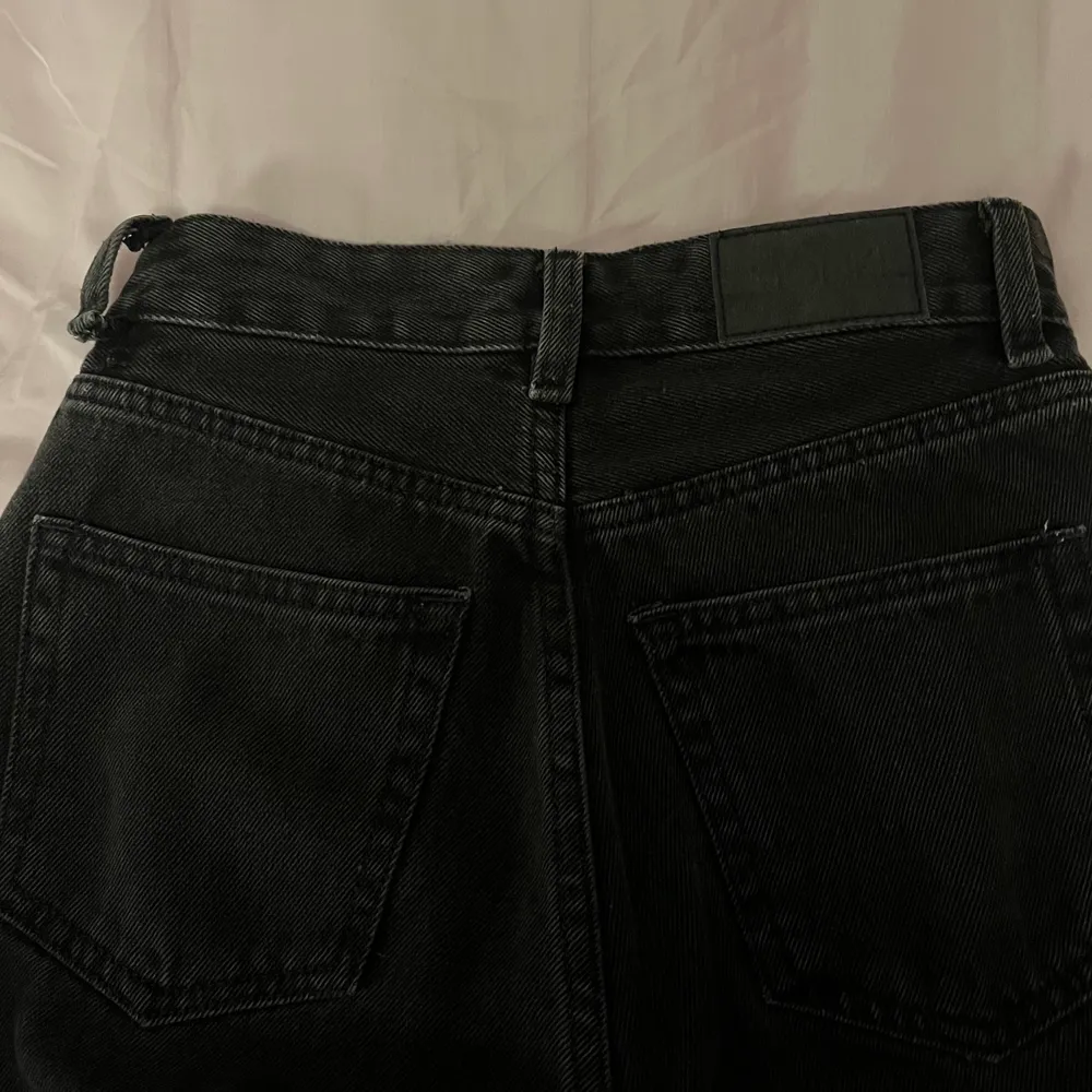 Mom jeans från monki i sliten svart färg (de ska vara så). Storlek W24, ankellånga. Använda och en ögla är trasig (se bild 3) men det påverkar inte funktionen. . Jeans & Byxor.