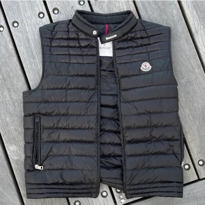 Ny fin moncler väst - Fin moncler väst som inte kommer till användning, Storlek 3 vilket är ungefär M/L. Kan mötas upp runt omkring Jönköping men går bra att frakta om det skulle önskas.