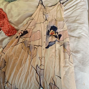 2 sommar klänningar  - Den röda är storleken S i och säljes för 65 kr och den andra säljes för 45kr och är storlek S i 