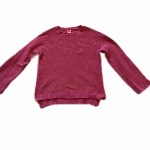 Mysig stickad tröja  - Fin tröja med utsvängda ärmar. Lite cropped