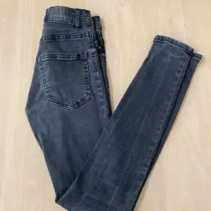 säljer mina svarta Molly jeans från ginatricot pga att de inte kommer till användning längre💗 Jeansen är endast använda ett fåtal gånger och är i nyskick, pris kan diskuteras!