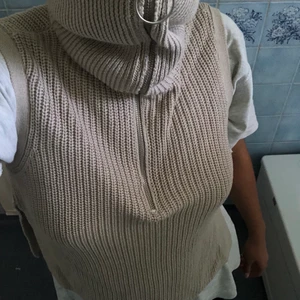 Beige Väst  - Helg ny oanvänd väst perfekt till hösten från Vero Moda. Går att ha kragen över halva ansiktet som en halsduk. Ger balaclava känsla. Strlk Xs funkar även för S & M