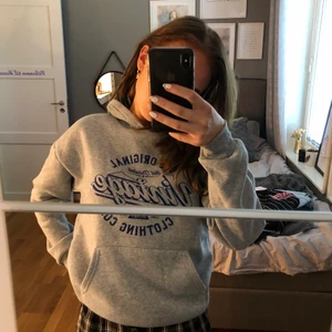 Grå hoodie med tryck - En grå hoodie med blått tryck från Shein. Jag säljer den då jag använt den 2 gånger. Hör av dig om frågor eller intresse💗